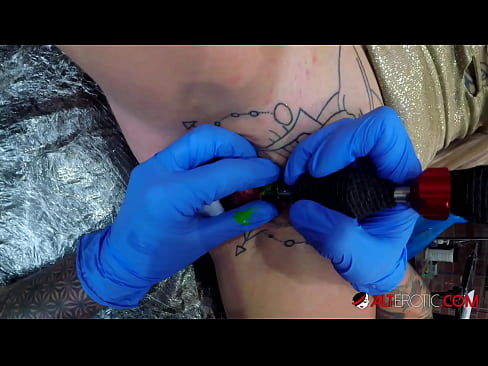 ❤️ Uiters getatoeëerde hottie Sully Savage het 'n tatoeëermerk op haar klitoris gekry ❤️❌ Porno vk by ons af.pornjk.ru ❌❤